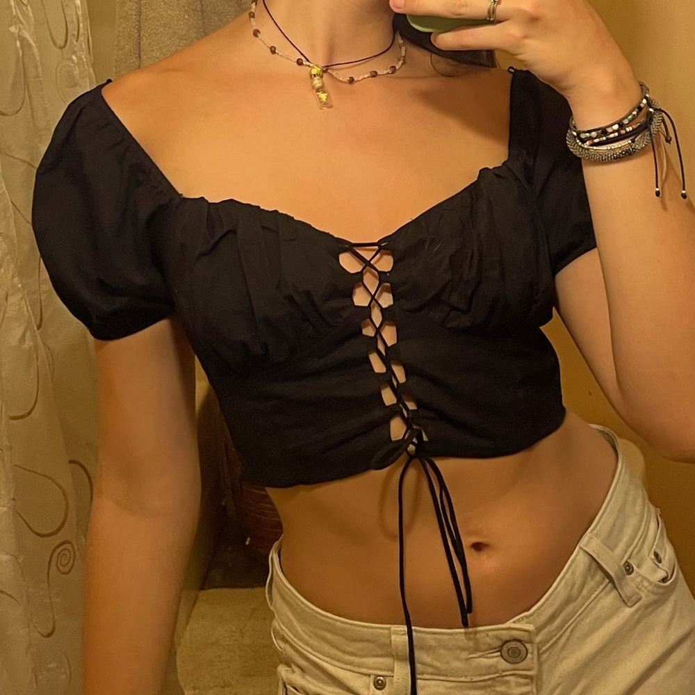 Black tie up front puffy sleeves crop top